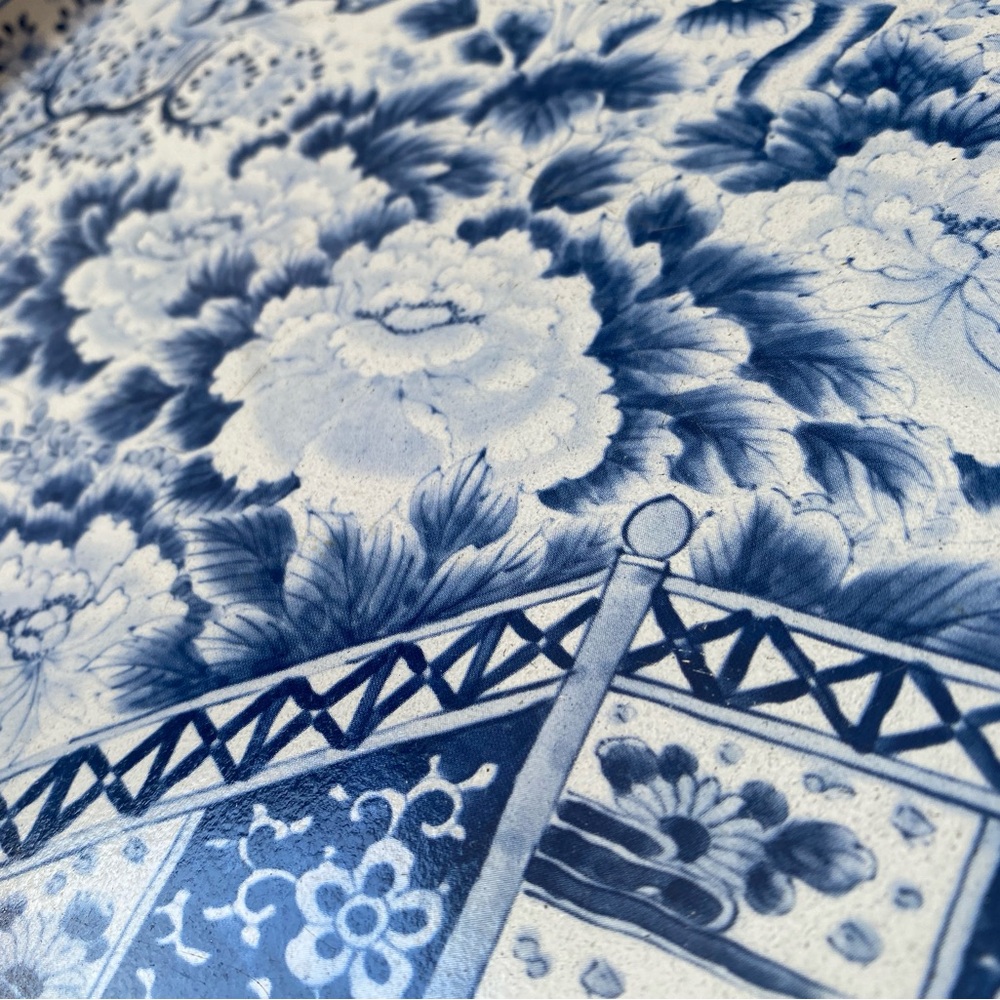 King soft blue and whites round
Tray